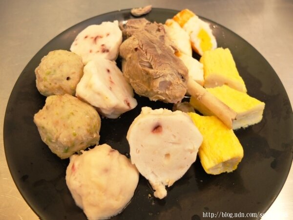 高雄美食推薦【成記餐車】二訪美味！新店面有內用座位 嚐鮮炒米粉、麻辣鴨血豆腐煲 路竹必吃關東煮