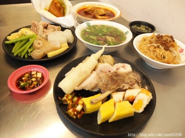 高雄美食推薦【成記餐車】二訪美味！新店面有內用座位 嚐鮮炒米粉、麻辣鴨血豆腐煲 路竹必吃關東煮