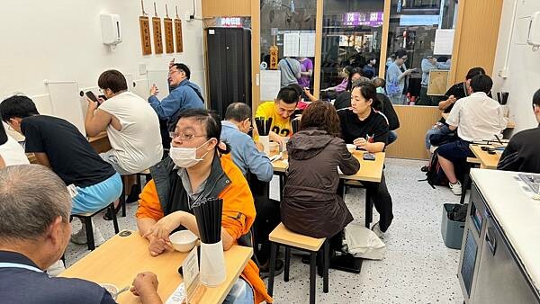 LINE_ALBUM_何家拉麵_241113_90