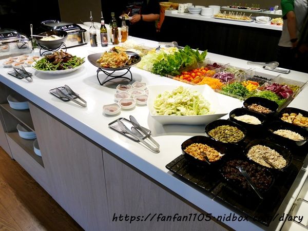 【52輕食buffet Salad Bar】#台北聚餐 #台北松江南京美食 #平價吃到飽 #健康 #輕食 #生菜沙拉吧 #蔬果汁 #生菜buffet自助吧 #美式新鮮特調沙拉 #排餐 #咖啡 (7).JPG