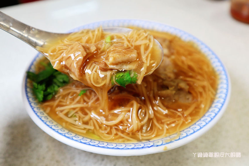 新竹美食小吃推薦寶島麵線站！老闆就賣這幾樣，甜不辣吃完免費加熱湯