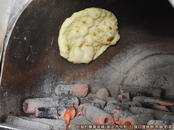 日發05-火爐內的烤餅.JPG