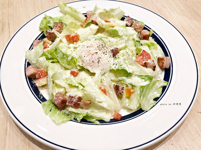 【台北 信義】Eggs n Things 台北微風松高店🍓來自夏威夷的超人氣鬆餅，高達15cm高的鮮奶油超吸睛，期間限定巧克力熔岩火山口味🍫滿滿巧克力融化你口💋鹹食也好吃，尤其沙拉根本一絕👍👍👍