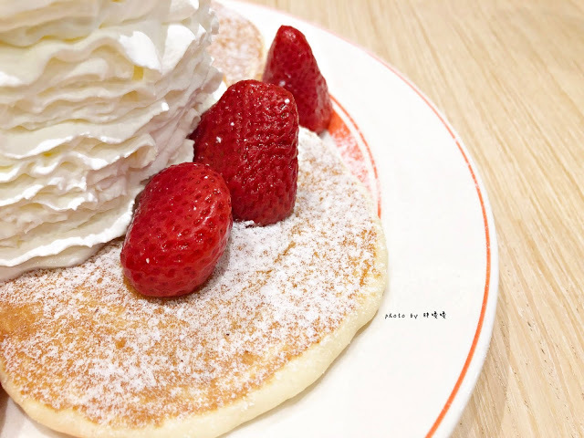 【台北 信義】Eggs n Things 台北微風松高店🍓來自夏威夷的超人氣鬆餅，高達15cm高的鮮奶油超吸睛，期間限定巧克力熔岩火山口味🍫滿滿巧克力融化你口💋鹹食也好吃，尤其沙拉根本一絕👍👍👍