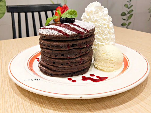 【台北 信義】Eggs n Things 台北微風松高店🍓來自夏威夷的超人氣鬆餅，高達15cm高的鮮奶油超吸睛，期間限定巧克力熔岩火山口味🍫滿滿巧克力融化你口💋鹹食也好吃，尤其沙拉根本一絕👍👍👍