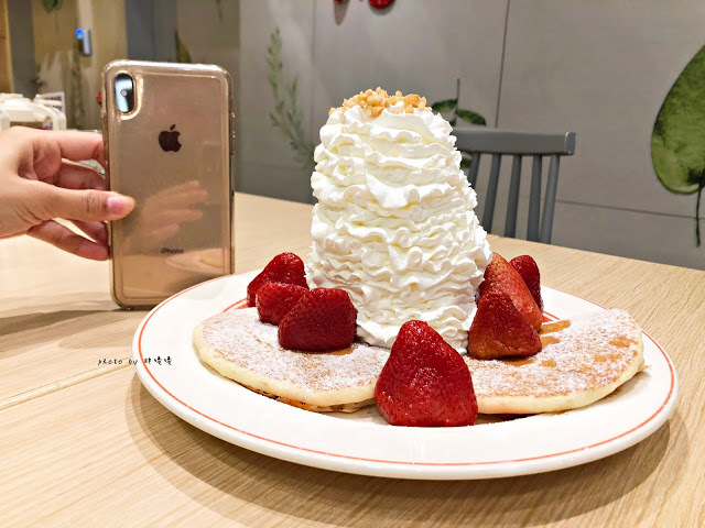 【台北 信義】Eggs n Things 台北微風松高店🍓來自夏威夷的超人氣鬆餅，高達15cm高的鮮奶油超吸睛，期間限定巧克力熔岩火山口味🍫滿滿巧克力融化你口💋鹹食也好吃，尤其沙拉根本一絕👍👍👍