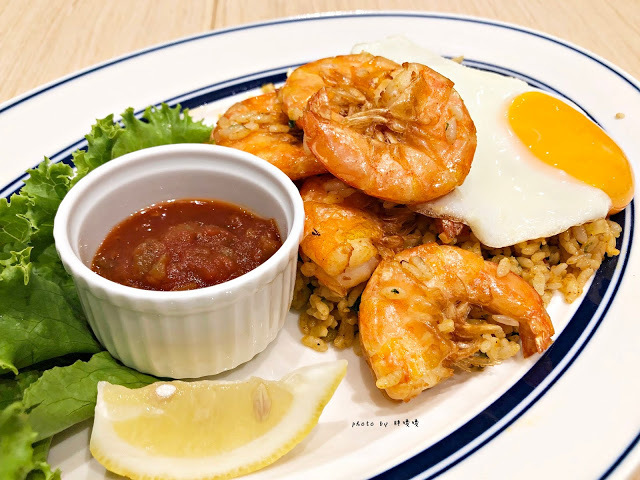 【台北 信義】Eggs n Things 台北微風松高店🍓來自夏威夷的超人氣鬆餅，高達15cm高的鮮奶油超吸睛，期間限定巧克力熔岩火山口味🍫滿滿巧克力融化你口💋鹹食也好吃，尤其沙拉根本一絕👍👍👍