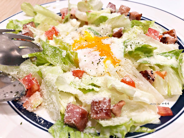 【台北 信義】Eggs n Things 台北微風松高店🍓來自夏威夷的超人氣鬆餅，高達15cm高的鮮奶油超吸睛，期間限定巧克力熔岩火山口味🍫滿滿巧克力融化你口💋鹹食也好吃，尤其沙拉根本一絕👍👍👍