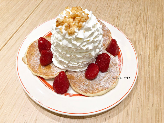 【台北 信義】Eggs n Things 台北微風松高店🍓來自夏威夷的超人氣鬆餅，高達15cm高的鮮奶油超吸睛，期間限定巧克力熔岩火山口味🍫滿滿巧克力融化你口💋鹹食也好吃，尤其沙拉根本一絕👍👍👍