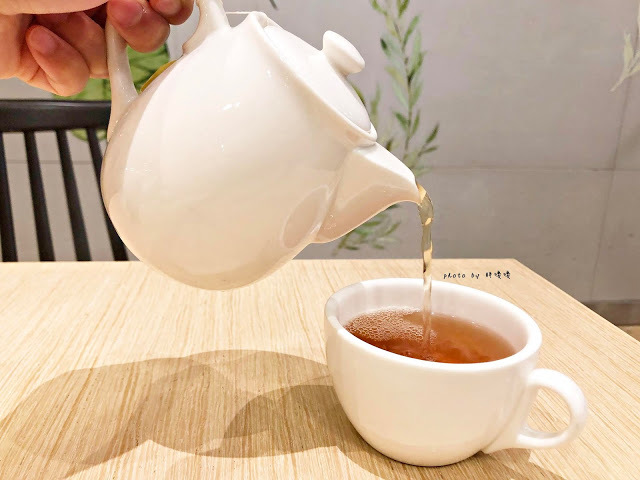 【台北 信義】Eggs n Things 台北微風松高店🍓來自夏威夷的超人氣鬆餅，高達15cm高的鮮奶油超吸睛，期間限定巧克力熔岩火山口味🍫滿滿巧克力融化你口💋鹹食也好吃，尤其沙拉根本一絕👍👍👍