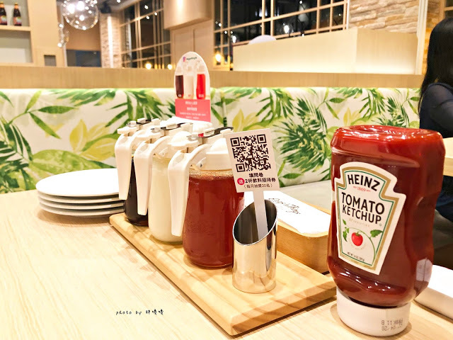 【台北 信義】Eggs n Things 台北微風松高店🍓來自夏威夷的超人氣鬆餅，高達15cm高的鮮奶油超吸睛，期間限定巧克力熔岩火山口味🍫滿滿巧克力融化你口💋鹹食也好吃，尤其沙拉根本一絕👍👍👍