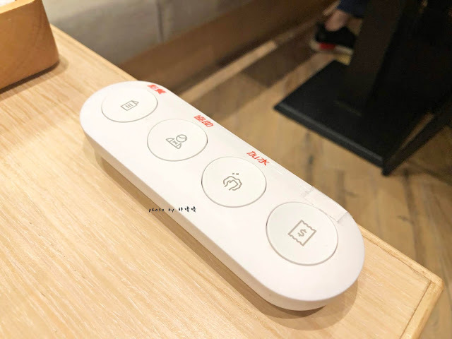 【台北 信義】Eggs n Things 台北微風松高店🍓來自夏威夷的超人氣鬆餅，高達15cm高的鮮奶油超吸睛，期間限定巧克力熔岩火山口味🍫滿滿巧克力融化你口💋鹹食也好吃，尤其沙拉根本一絕👍👍👍