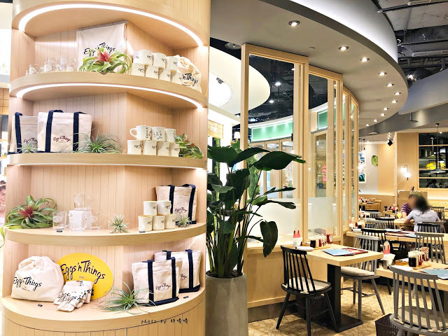 【台北 信義】Eggs n Things 台北微風松高店🍓來自夏威夷的超人氣鬆餅，高達15cm高的鮮奶油超吸睛，期間限定巧克力熔岩火山口味🍫滿滿巧克力融化你口💋鹹食也好吃，尤其沙拉根本一絕👍👍👍