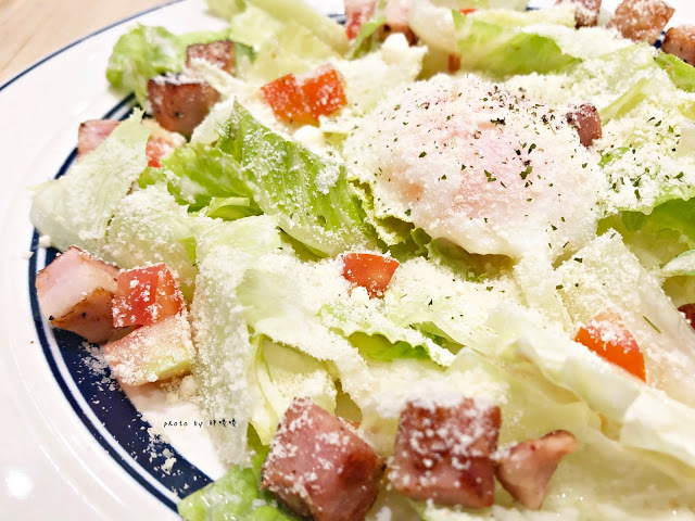 【台北 信義】Eggs n Things 台北微風松高店🍓來自夏威夷的超人氣鬆餅，高達15cm高的鮮奶油超吸睛，期間限定巧克力熔岩火山口味🍫滿滿巧克力融化你口💋鹹食也好吃，尤其沙拉根本一絕👍👍👍