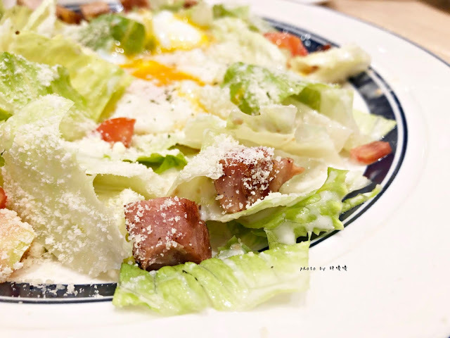 【台北 信義】Eggs n Things 台北微風松高店🍓來自夏威夷的超人氣鬆餅，高達15cm高的鮮奶油超吸睛，期間限定巧克力熔岩火山口味🍫滿滿巧克力融化你口💋鹹食也好吃，尤其沙拉根本一絕👍👍👍