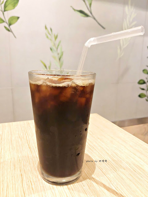 【台北 信義】Eggs n Things 台北微風松高店🍓來自夏威夷的超人氣鬆餅，高達15cm高的鮮奶油超吸睛，期間限定巧克力熔岩火山口味🍫滿滿巧克力融化你口💋鹹食也好吃，尤其沙拉根本一絕👍👍👍