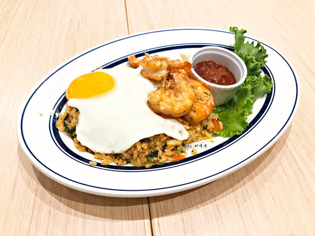 【台北 信義】Eggs n Things 台北微風松高店🍓來自夏威夷的超人氣鬆餅，高達15cm高的鮮奶油超吸睛，期間限定巧克力熔岩火山口味🍫滿滿巧克力融化你口💋鹹食也好吃，尤其沙拉根本一絕👍👍👍