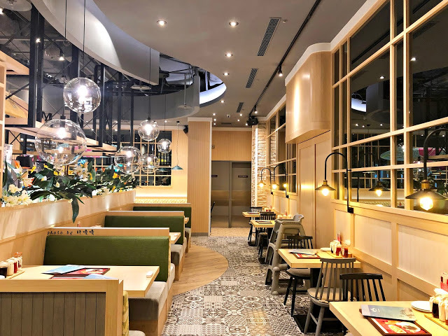 【台北 信義】Eggs n Things 台北微風松高店🍓來自夏威夷的超人氣鬆餅，高達15cm高的鮮奶油超吸睛，期間限定巧克力熔岩火山口味🍫滿滿巧克力融化你口💋鹹食也好吃，尤其沙拉根本一絕👍👍👍