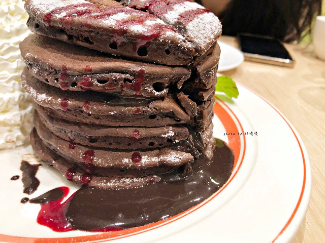 【台北 信義】Eggs n Things 台北微風松高店🍓來自夏威夷的超人氣鬆餅，高達15cm高的鮮奶油超吸睛，期間限定巧克力熔岩火山口味🍫滿滿巧克力融化你口💋鹹食也好吃，尤其沙拉根本一絕👍👍👍