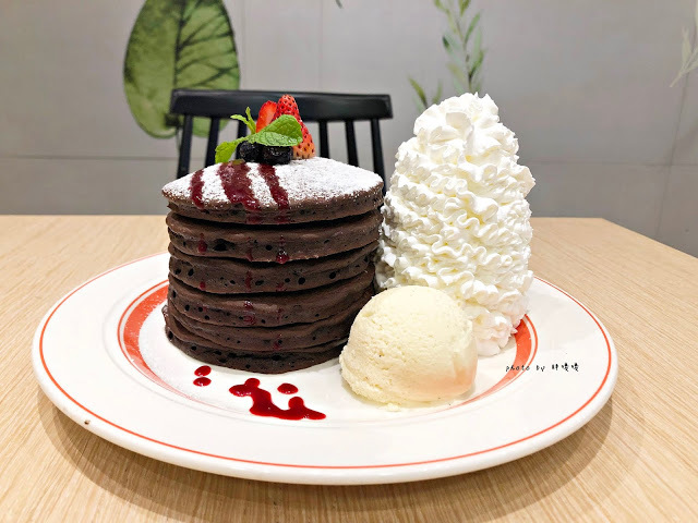 【台北 信義】Eggs n Things 台北微風松高店🍓來自夏威夷的超人氣鬆餅，高達15cm高的鮮奶油超吸睛，期間限定巧克力熔岩火山口味🍫滿滿巧克力融化你口💋鹹食也好吃，尤其沙拉根本一絕👍👍👍