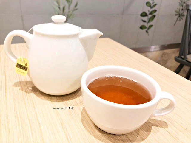 【台北 信義】Eggs n Things 台北微風松高店🍓來自夏威夷的超人氣鬆餅，高達15cm高的鮮奶油超吸睛，期間限定巧克力熔岩火山口味🍫滿滿巧克力融化你口💋鹹食也好吃，尤其沙拉根本一絕👍👍👍