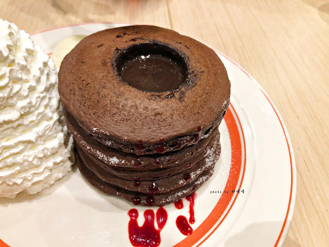 【台北 信義】Eggs n Things 台北微風松高店🍓來自夏威夷的超人氣鬆餅，高達15cm高的鮮奶油超吸睛，期間限定巧克力熔岩火山口味🍫滿滿巧克力融化你口💋鹹食也好吃，尤其沙拉根本一絕👍👍👍