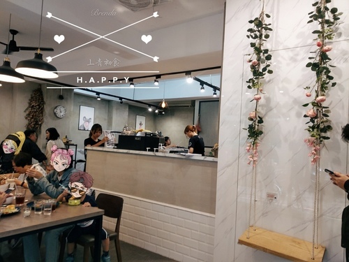 蘆洲早午餐 ︳丄青初食 人氣酥皮蛋餅 ︳IG網美熱門打卡景點 室內唯美浪漫盪鞦韆、整片大理石牆營造文青風