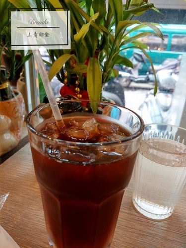 蘆洲早午餐 ︳丄青初食 人氣酥皮蛋餅 ︳IG網美熱門打卡景點 室內唯美浪漫盪鞦韆、整片大理石牆營造文青風