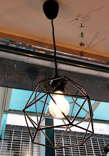 蘆洲早午餐 ︳丄青初食 人氣酥皮蛋餅 ︳IG網美熱門打卡景點 室內唯美浪漫盪鞦韆、整片大理石牆營造文青風