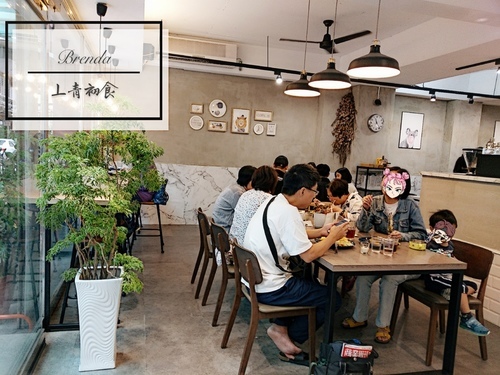 蘆洲早午餐 ︳丄青初食 人氣酥皮蛋餅 ︳IG網美熱門打卡景點 室內唯美浪漫盪鞦韆、整片大理石牆營造文青風