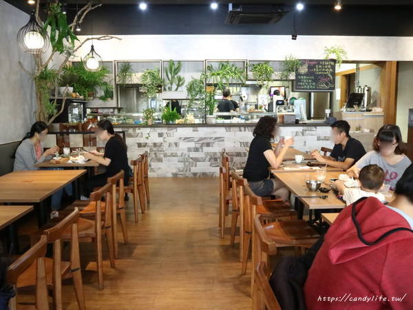 立系列-捌點玖/早午餐/8.9brunch/8.9早午餐：台中美食│8.9Brunch〃SOGO百貨旁工業風早午餐，裝潢好拍，推薦塔香醬燒肉蛋餅～