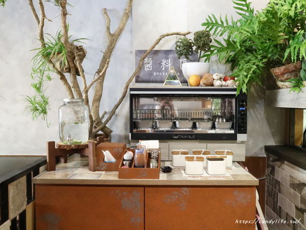 立系列-捌點玖/早午餐/8.9brunch/8.9早午餐：台中美食│8.9Brunch〃SOGO百貨旁工業風早午餐，裝潢好拍，推薦塔香醬燒肉蛋餅～