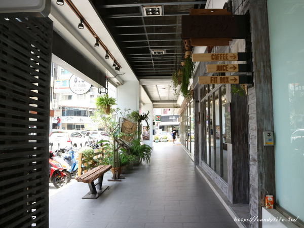 立系列-捌點玖/早午餐/8.9brunch/8.9早午餐：台中美食│8.9Brunch〃SOGO百貨旁工業風早午餐，裝潢好拍，推薦塔香醬燒肉蛋餅～