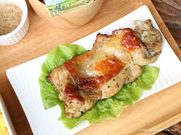 立系列-捌點玖/早午餐/8.9brunch/8.9早午餐：台中美食│8.9Brunch〃SOGO百貨旁工業風早午餐，裝潢好拍，推薦塔香醬燒肉蛋餅～