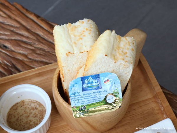 立系列-捌點玖/早午餐/8.9brunch/8.9早午餐：台中美食│8.9Brunch〃SOGO百貨旁工業風早午餐，裝潢好拍，推薦塔香醬燒肉蛋餅～