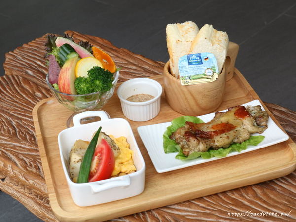 立系列-捌點玖/早午餐/8.9brunch/8.9早午餐：台中美食│8.9Brunch〃SOGO百貨旁工業風早午餐，裝潢好拍，推薦塔香醬燒肉蛋餅～