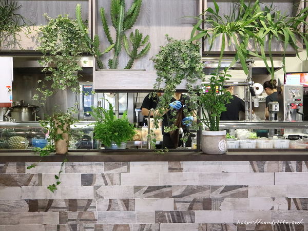 立系列-捌點玖/早午餐/8.9brunch/8.9早午餐：台中美食│8.9Brunch〃SOGO百貨旁工業風早午餐，裝潢好拍，推薦塔香醬燒肉蛋餅～