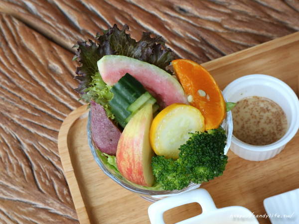 立系列-捌點玖/早午餐/8.9brunch/8.9早午餐：台中美食│8.9Brunch〃SOGO百貨旁工業風早午餐，裝潢好拍，推薦塔香醬燒肉蛋餅～