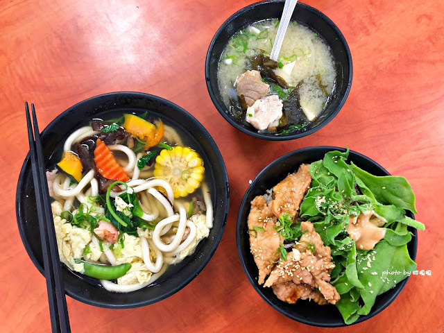 【台中 北區】青和日式廚房 🍜🍱 從早餐賣到晚餐，餐點平價，口味少油少鹽，清爽無負擔，更有限定冰花及沖繩飯糰供應，近中國醫，外食族三餐新選擇，鄰近一帶有外送喔！