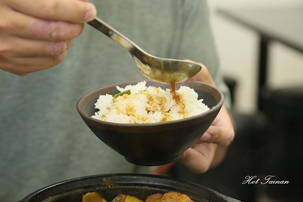 來道-黃燜雞米飯:【台南美食】國民砂鍋美食黃燜雞!好吃到再添兩碗白飯啦:來道黃燜雞米飯