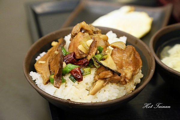 來道-黃燜雞米飯:【台南美食】國民砂鍋美食黃燜雞!好吃到再添兩碗白飯啦:來道黃燜雞米飯