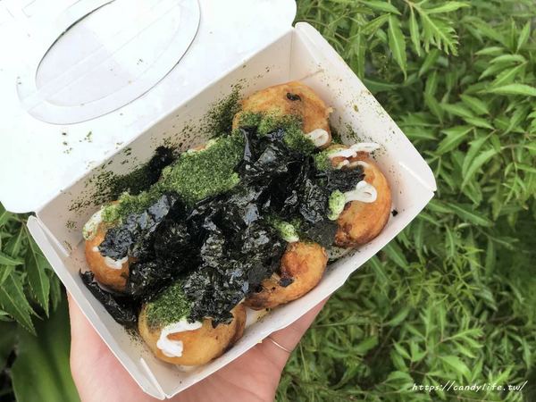 秋町菇菇燒:台中美食│秋町菇菇燒〃向上市場排隊人氣美食!素食版章魚燒,一顆接一顆,好吃不膩口~