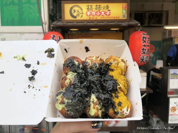 秋町菇菇燒:台中美食│秋町菇菇燒〃向上市場排隊人氣美食!素食版章魚燒,一顆接一顆,好吃不膩口~