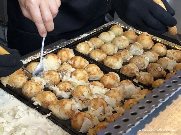 秋町菇菇燒:台中美食│秋町菇菇燒〃向上市場排隊人氣美食!素食版章魚燒,一顆接一顆,好吃不膩口~