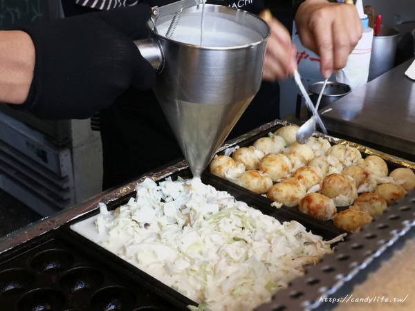 秋町菇菇燒:台中美食│秋町菇菇燒〃向上市場排隊人氣美食!素食版章魚燒,一顆接一顆,好吃不膩口~