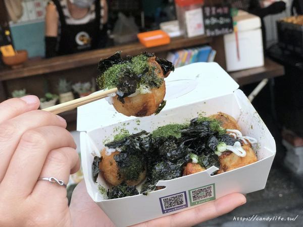 秋町菇菇燒:台中美食│秋町菇菇燒〃向上市場排隊人氣美食!素食版章魚燒,一顆接一顆,好吃不膩口~