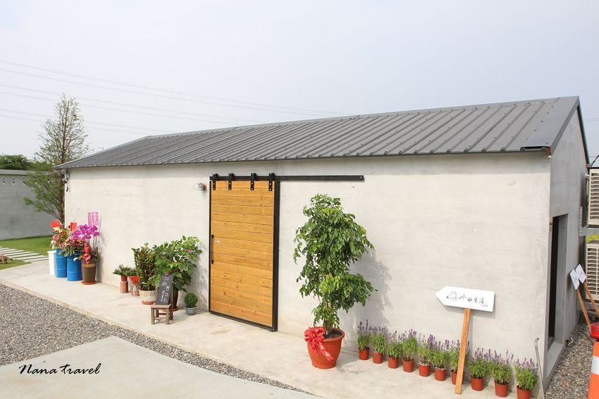 彰化田中》小田生活mmm。藏身稻田間的咖啡屋,ig打卡文青風,美式帳篷野餐趣,大片草原好療癒(寵物友善咖啡) - Nana愛旅行札記