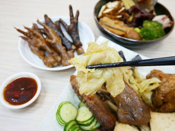 老三品雞腳：老三品雞腳-台北石牌站滷味  躲在陳季炸雞後方的紅滷  花椒香氣的滷汁超帶勁  越吃越涮嘴