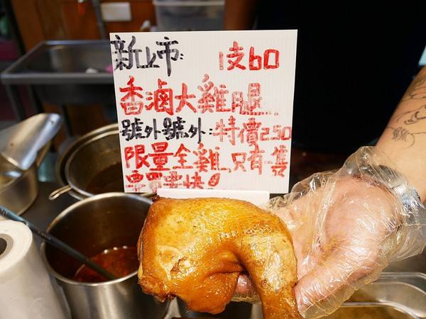 老三品雞腳：老三品雞腳-台北石牌站滷味  躲在陳季炸雞後方的紅滷  花椒香氣的滷汁超帶勁  越吃越涮嘴