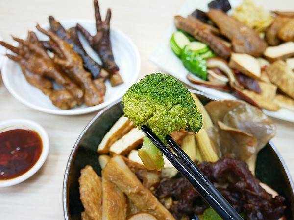 老三品雞腳：老三品雞腳-台北石牌站滷味  躲在陳季炸雞後方的紅滷  花椒香氣的滷汁超帶勁  越吃越涮嘴